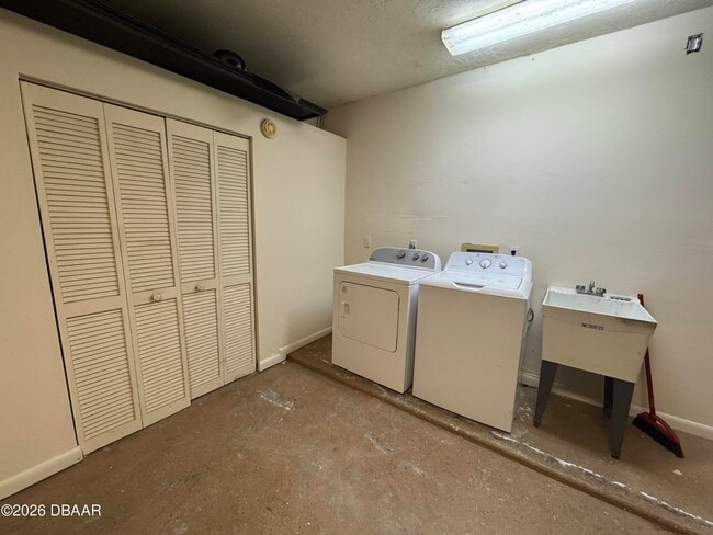 Building Photo - 1921 Sprucewood Way