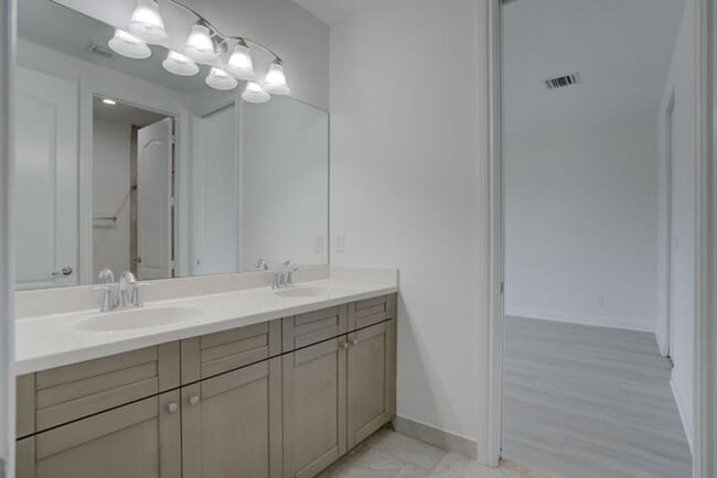 Building Photo - 209 Diamante Way