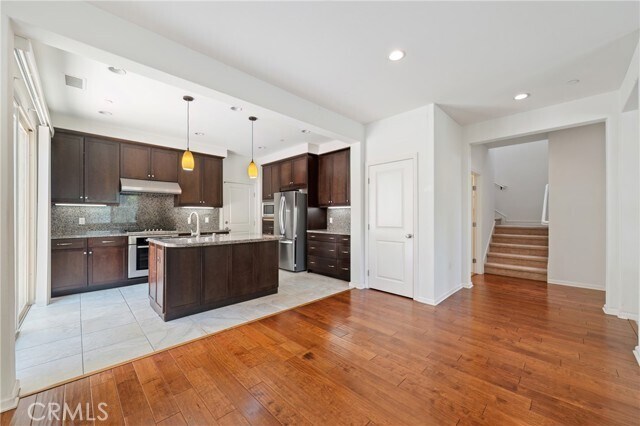 Building Photo - 75 Emerald Clover