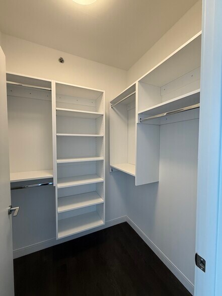 Building Photo - 450 E Waterside Dr