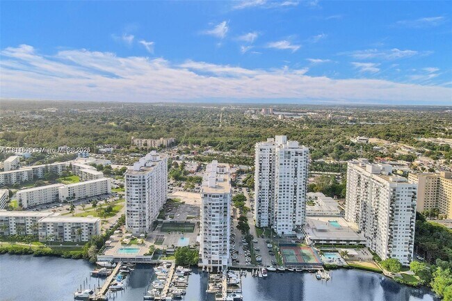 Building Photo - 18051 Biscayne Blvd