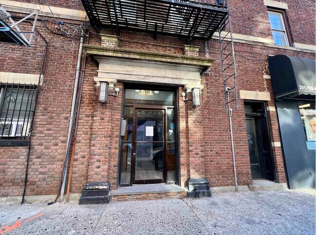 Building Photo - 6002 Hudson Ave