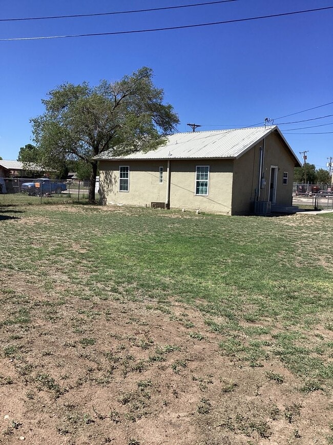 Building Photo - Charming 2 Bed 1 Bath Home Located in Portales!  Small Dogs and/or Cats Upon Approval!
