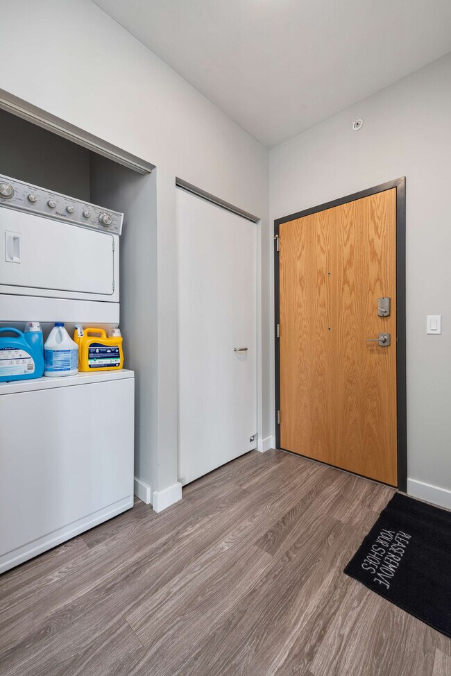 Building Photo - 823 N Clark St