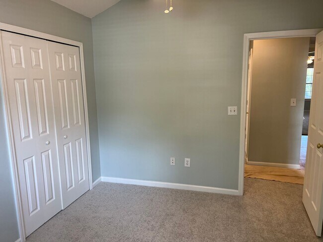 Building Photo - Beautiful Lake Side Location! Lake Linden ...