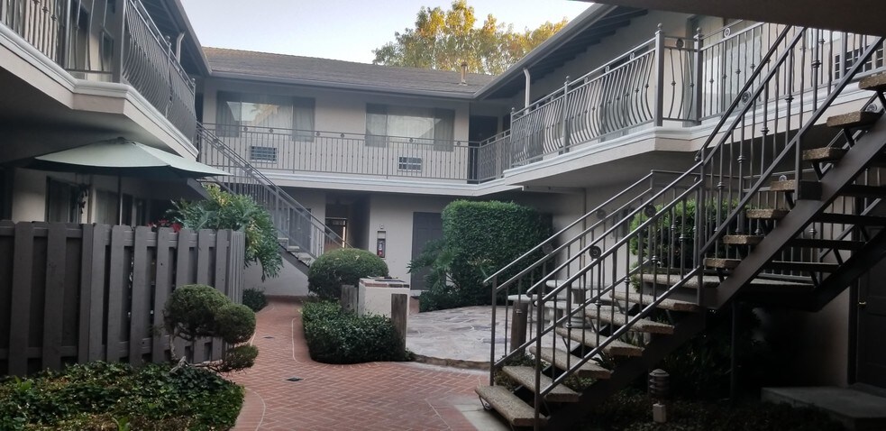Building Photo - 15444 Vanowen St