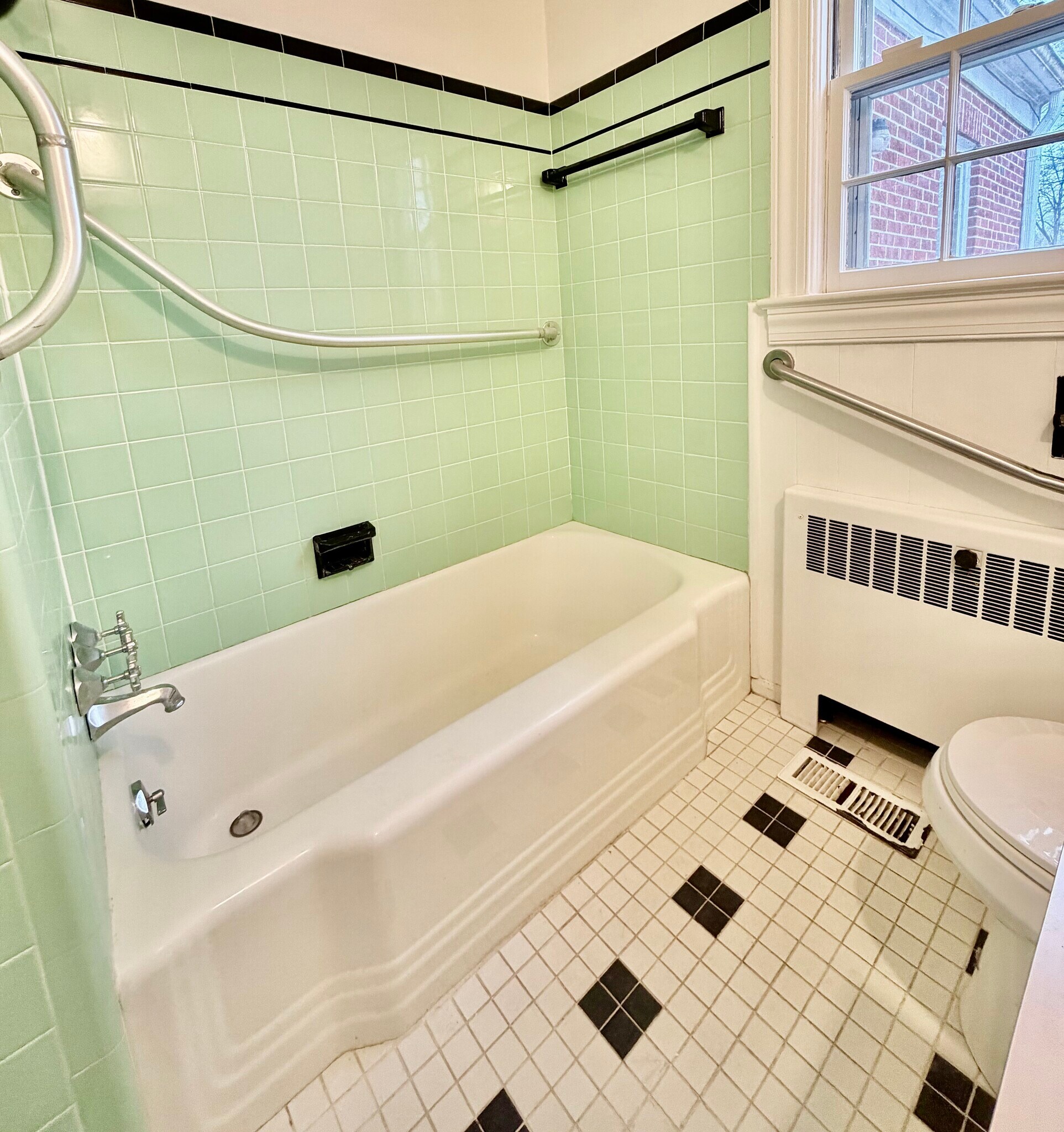 Building Photo - 134 Hull St