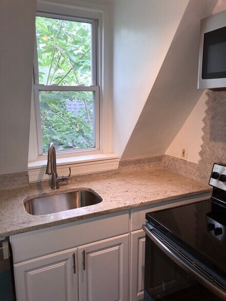 Building Photo - 1127 S 48th St