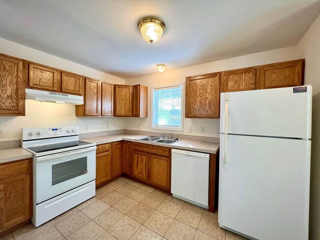 Building Photo - 3 Bedroom in West Asheville!