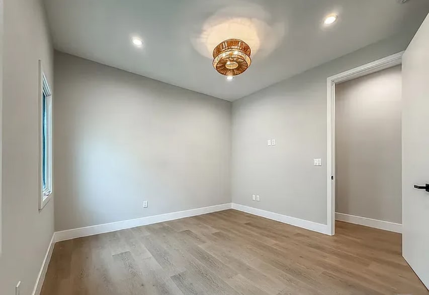 Building Photo - 150 N Arnaz Dr