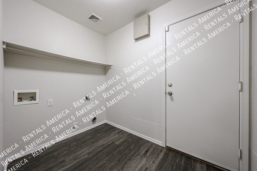 Building Photo - 8554 E Meseto Ave