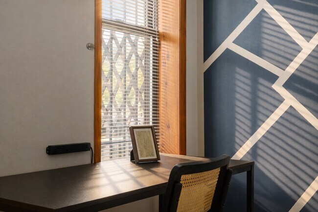 Building Photo - 906 N Damen Ave