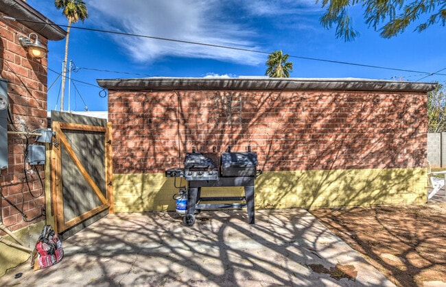 Building Photo - 2 Bd 2 Ba + Guest House with Fully Furnish...