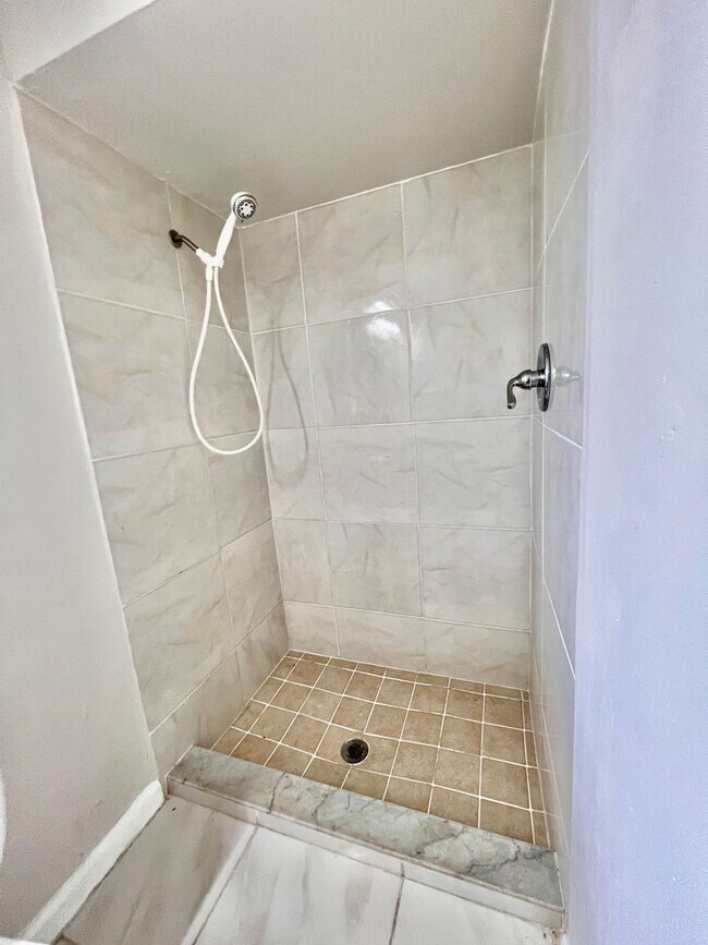 Building Photo - Live Comfortably in SE Cape Coral – Bright, Remodeled Home for Rent