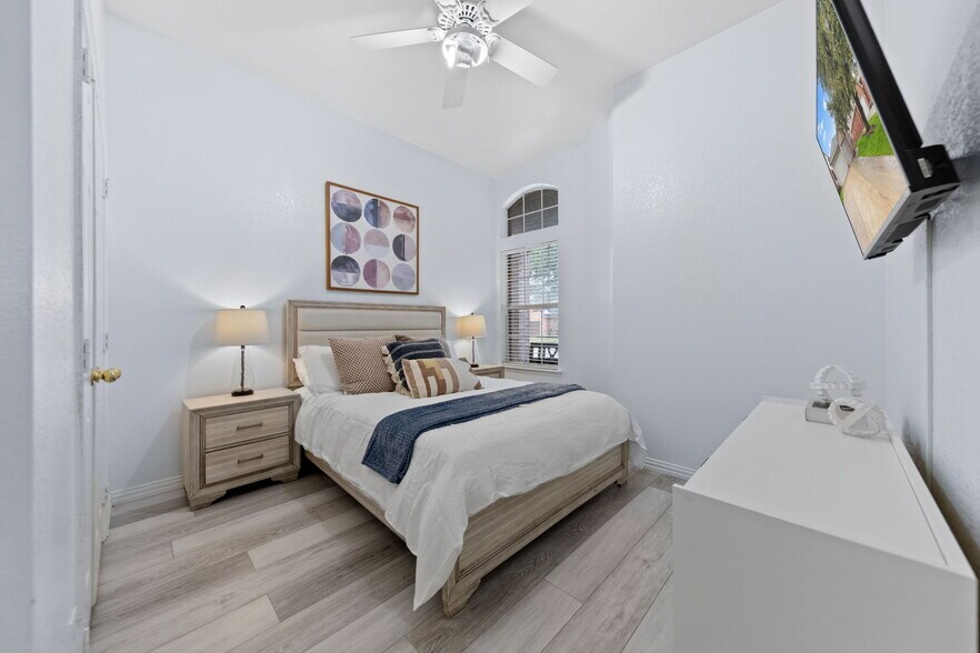 Building Photo - 4835 Crown Dr