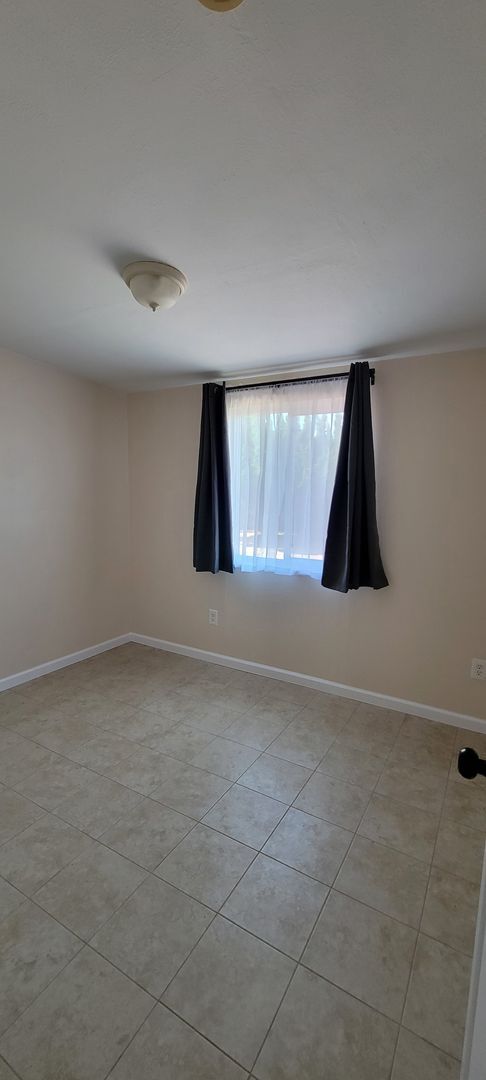 Building Photo - 3Bed/2Bath House w/1-Car Garage, Great Yar...