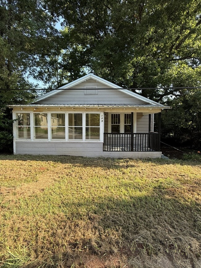 Building Photo - 109 Oak Ave