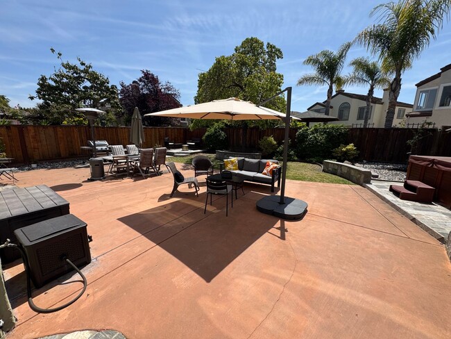 Building Photo - 5 bed 3 bath Gated Community in Union City...
