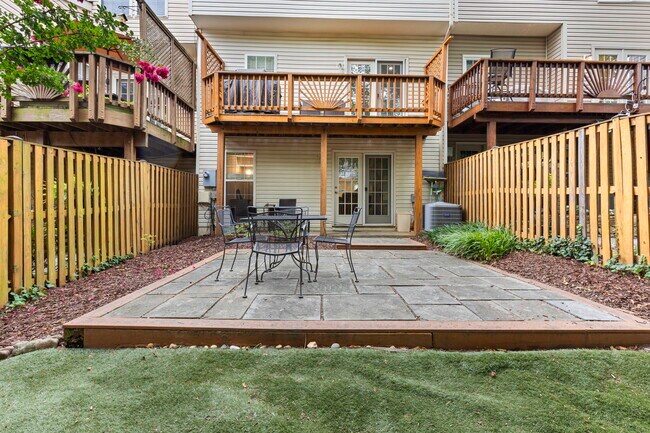 Building Photo - 2025 N Buchanan Ct