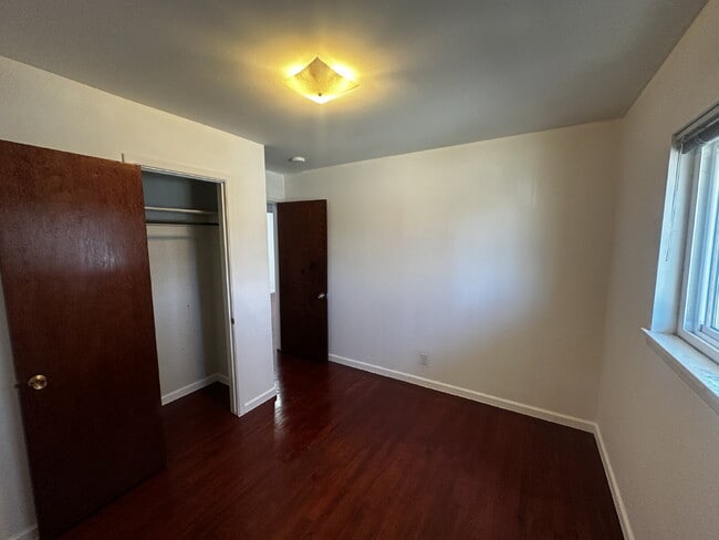 Building Photo - Available Immediately!  Spacious 6-Bedroom Retreat with 2 Full Baths in Charming Denver Locale!