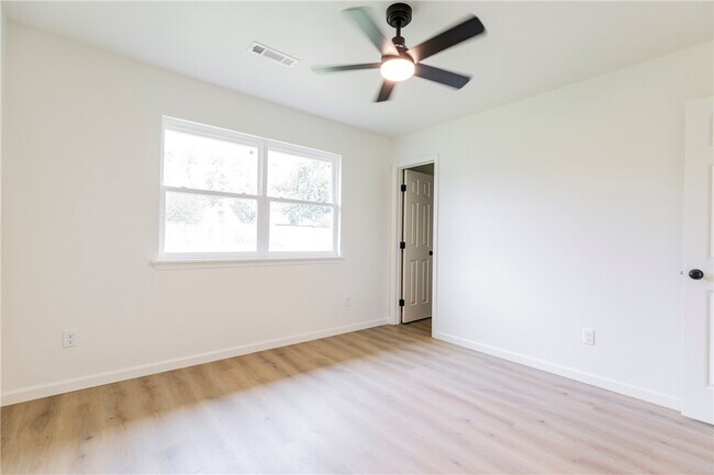 Building Photo - 1802 S 14th Pl