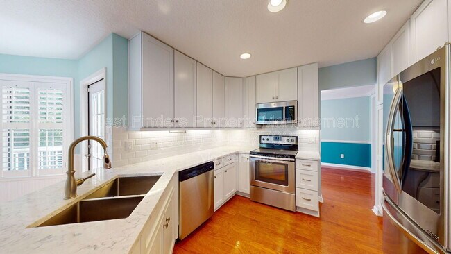 Building Photo - 1142 Westwood Dr