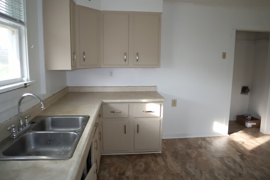 Building Photo - 823 Crest Ave