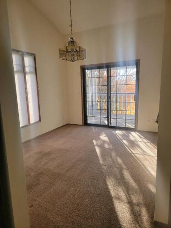 Building Photo - Classic North Tacoma 4 Bedroom Tri-Level with Peak a Boo View!