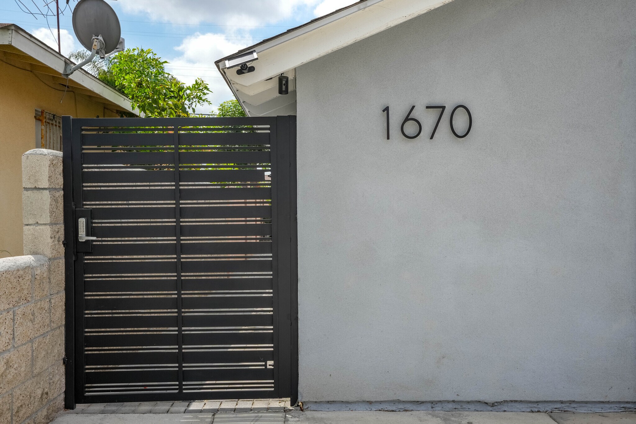 Building Photo - 1670 W Cerritos Ave