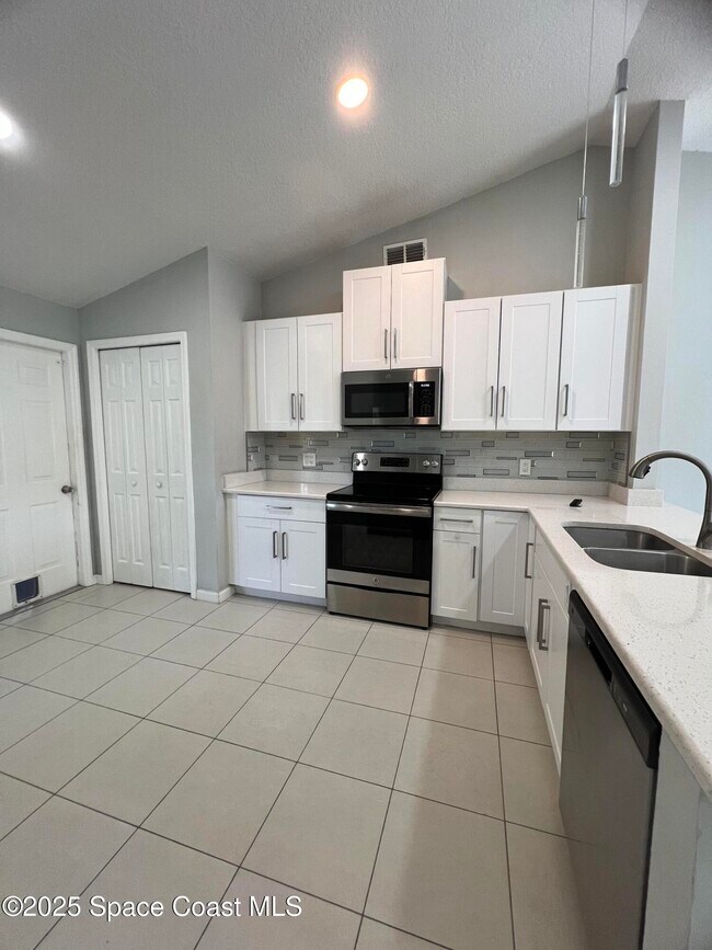 Building Photo - 440 River Grove Ct