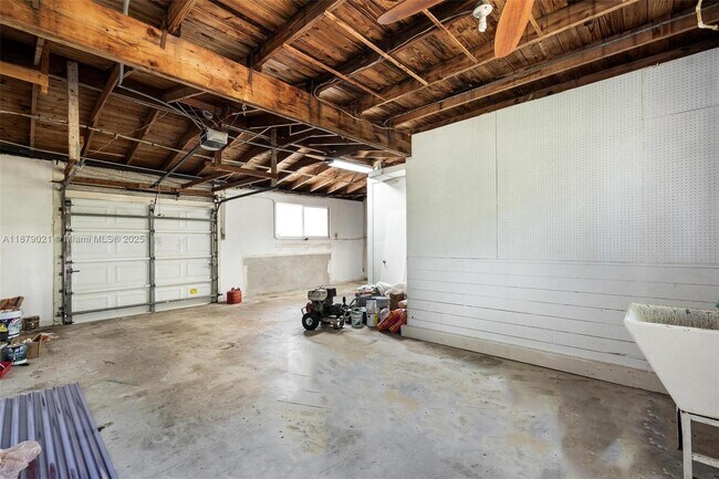 Building Photo - 11301 SW 91 Ave