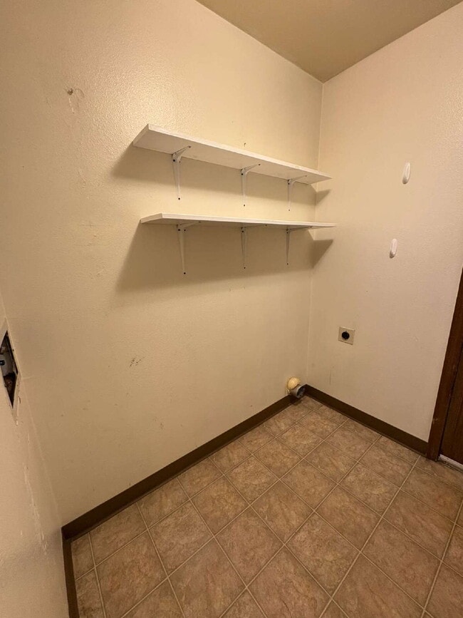 Building Photo - 2 bedroom duplex - Bennett