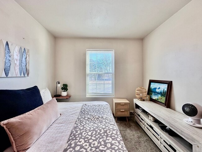 Building Photo - 1170-1172-1172 S Atrium Ct