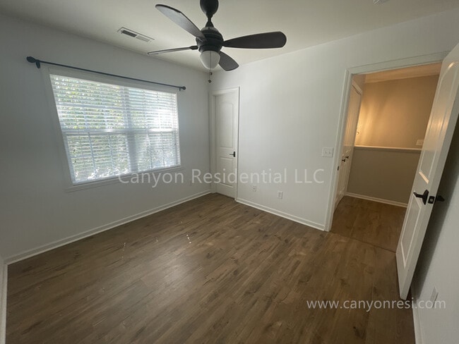 Building Photo - 4913 Fallfield Dr