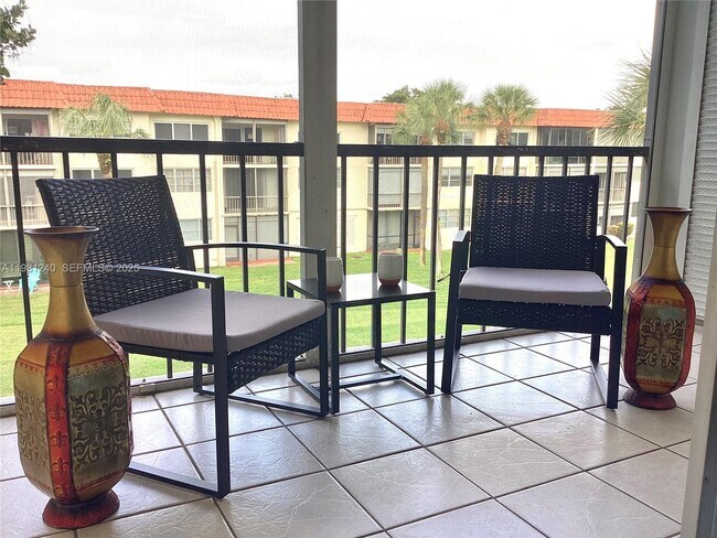 Building Photo - 681 S Hollybrook Dr