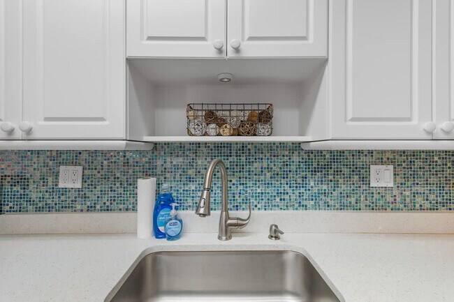 Building Photo - 2424 NE 9th St