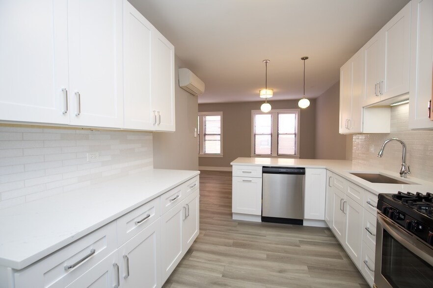 Building Photo - 3938 N Janssen Ave