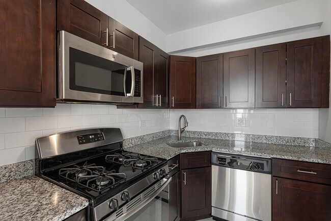 Building Photo - 1608 W Sherwin Ave