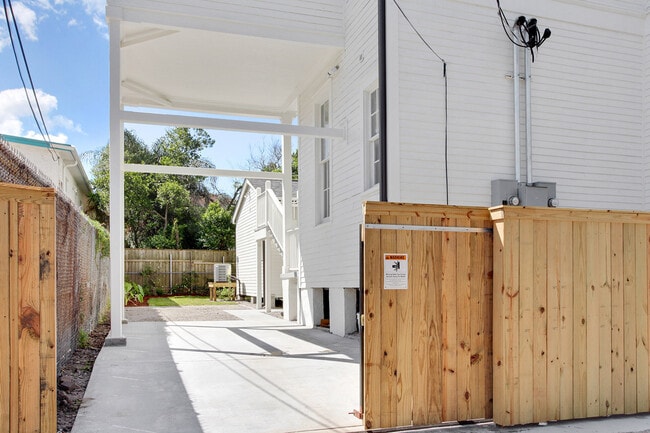Building Photo - Spacious Uptown 2BR/2.5BA in Restored Mansion w/ GATED OFF STREET PARKING