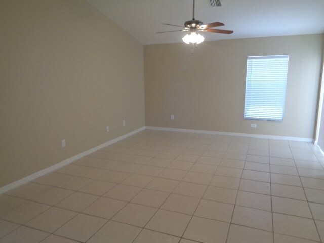 Building Photo - 302 Lisa Ann Ct