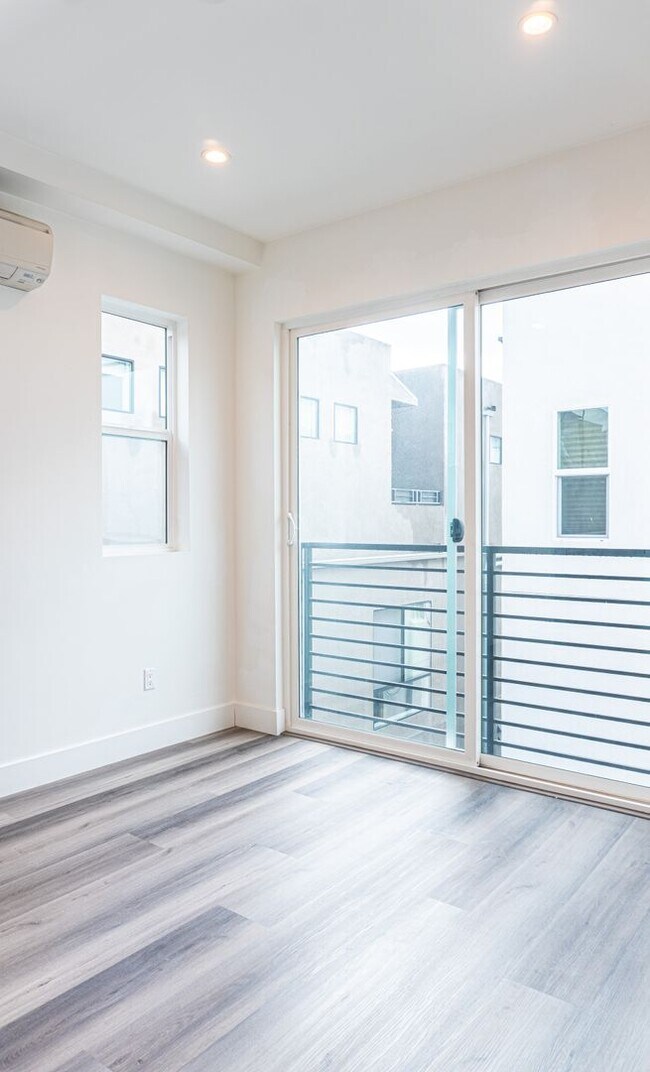 Building Photo - Beautiful Spacious Modern 3 Bedroom Townho...