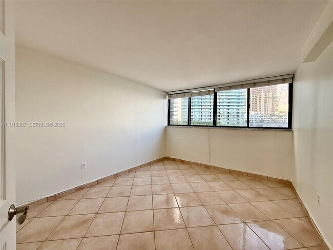 Building Photo - 555 NE 30th St