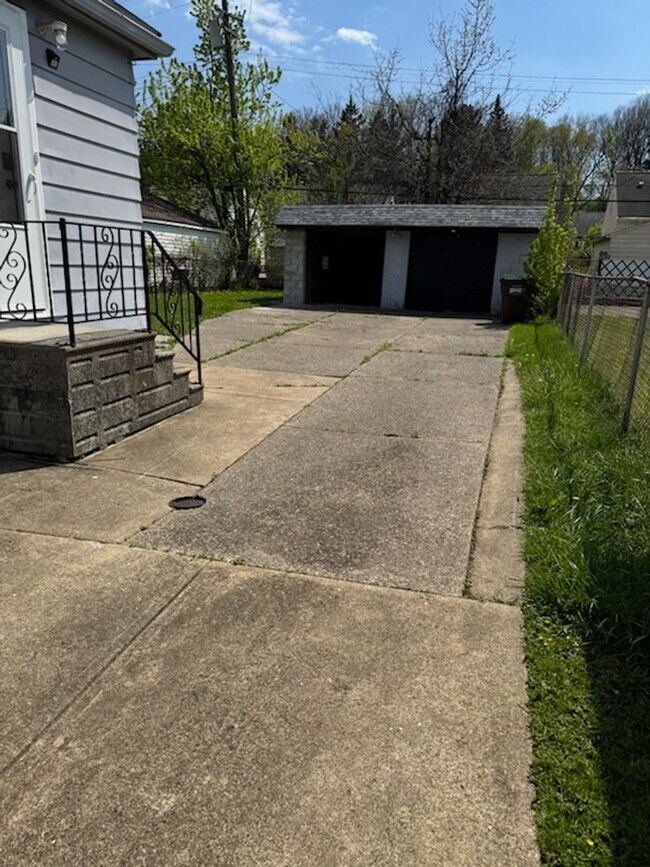 Building Photo - 3027 Fortune Ave