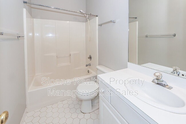 Building Photo - 1584 Kentwood Cir