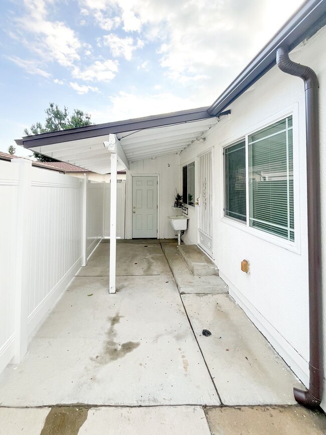 Building Photo - Charming Stand-Alone Home