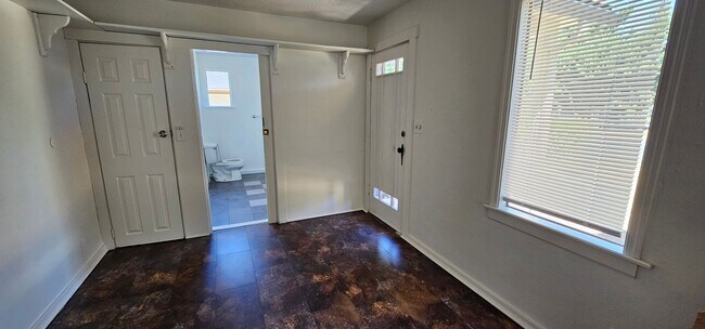 Building Photo - Minutes to Downtown Grants Pass
