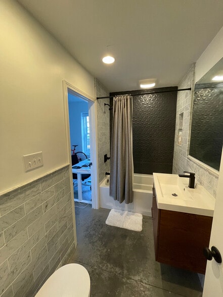 Building Photo - 1340 Hoyt Ave