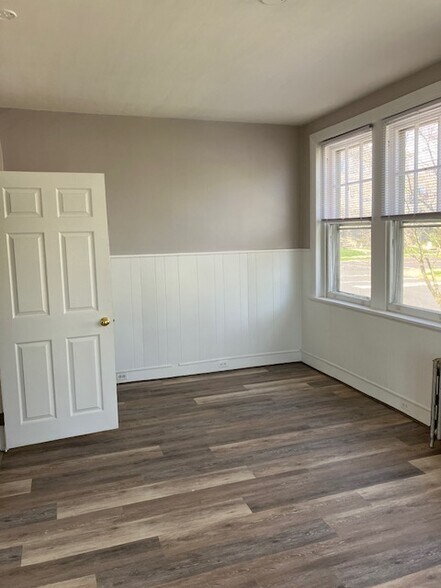 spacious and sunny bedroom - 501 Gay St