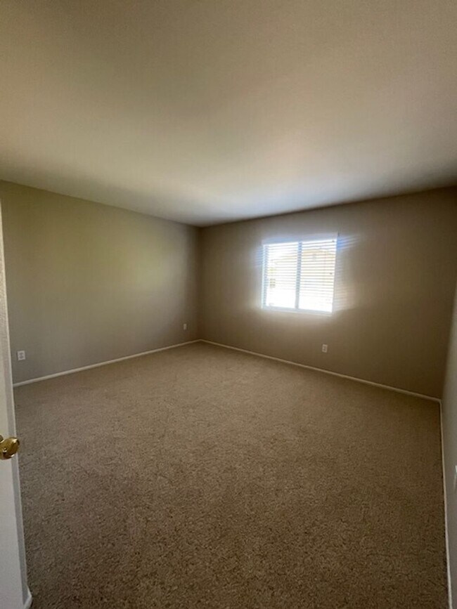 Building Photo - Beautifully Updated 5-Bedroom Home with Ci...