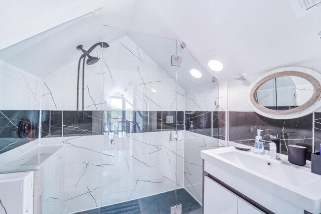 Building Photo - 1409 E M. Franklin Ave